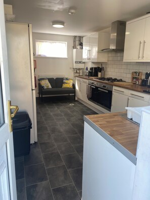 Private kitchen - Corby House Near Rockingham
4 double beds 4 shower rooms
Lodge Park area (Corby)