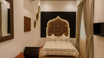6 bedrooms, iron/ironing board, WiFi, bed sheets