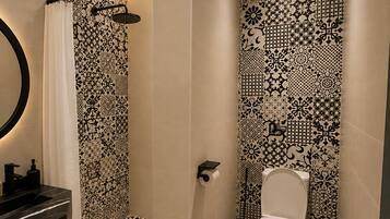 Douche, sèche-cheveux, serviettes fournies, savon