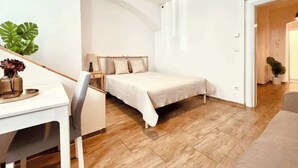 Ein modernes Schlafzimmer mit Bett, Nachttisch und Schreibtisch mit Stuhl.