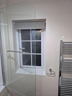 Bathroom - Room-elegant Guest Room in West Midlands (Tipton)