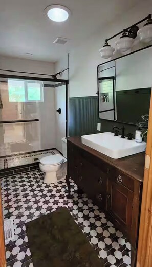 Secador de pelo, toallas, jabón y papel higiénico