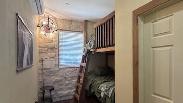 3 bedrooms, iron/ironing board, WiFi (free), bed sheets