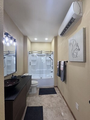 Bathroom - The Lodge at Ruby Ranch Getaways (Buda)