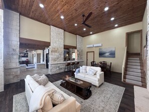 Living area - The Lodge at Ruby Ranch Getaways (Buda)