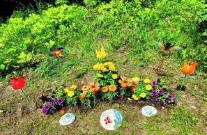 A garden with various flowers and decorative stones. - 1950's Lake George house ranch trail & brook 3 bedroom 6 beds in Hague (Hague)