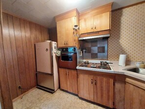 Cafetera y tetera, refrigerador, microondas y horno 