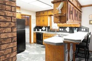Private kitchen - 3 bed/2 bath Home- Livestock Facilities Available (Vici)