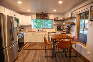 Coffee/tea maker, fridge, microwave, oven