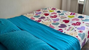 A bed with a blue blanket and a patterned bedspread. - Room-casa Del Pueblo, Room Esplendor (Jardin)