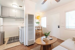 Eine moderne Küche mit weißen Schränken, einem eingebauten Herd und einem weißen Kühlschrank.