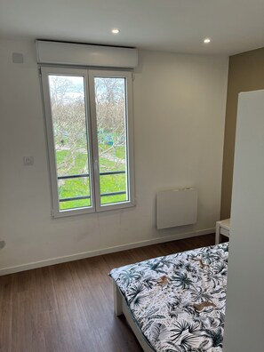 Iron/ironing board, WiFi, bed sheets - 2 minutes from the Laplace RER B station and the Maison des Examens – 15 minutes to Paris (Arcueil)