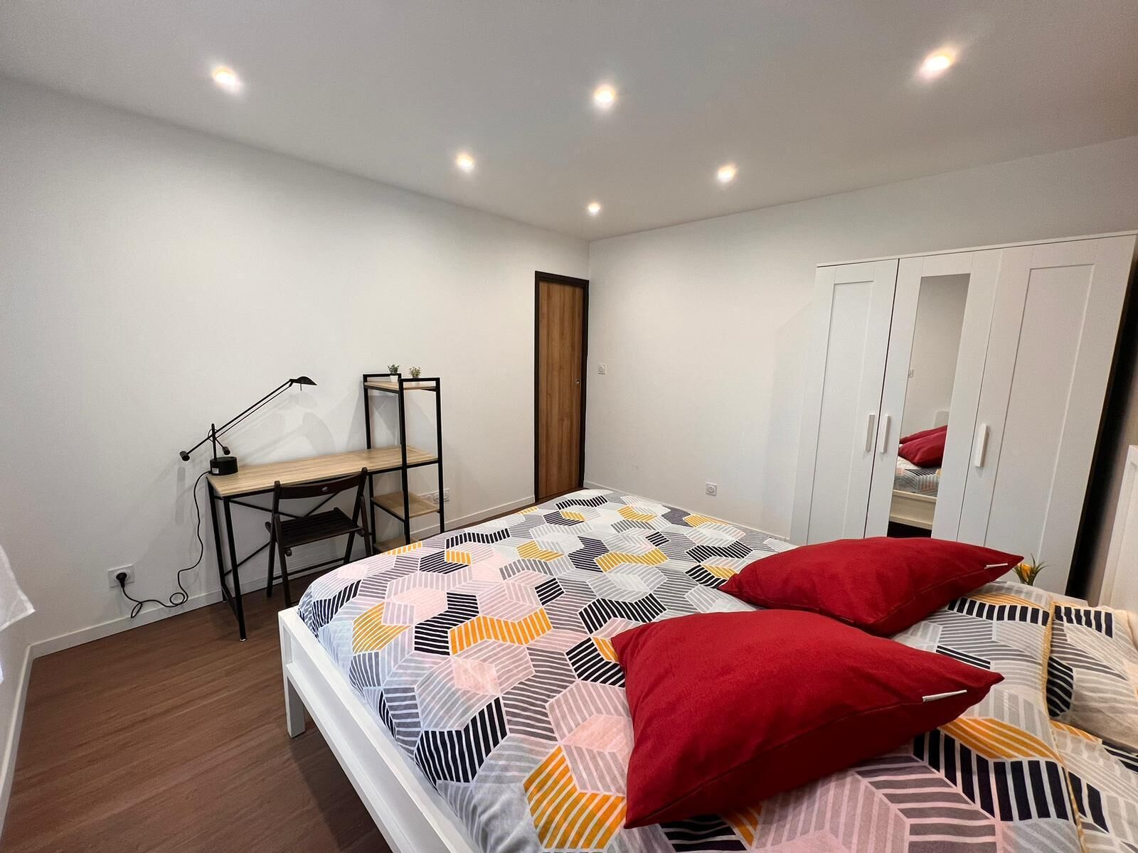 Tabla de planchar con plancha, wifi y ropa de cama 