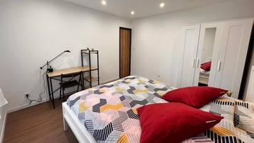 Tabla de planchar con plancha, wifi y ropa de cama