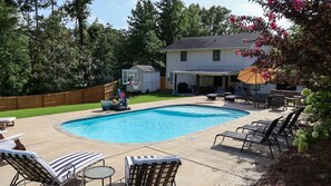 A backyard with a swimming pool, lounge chairs, and a barbecue area. - Welcome to Southern ReBelle! Walk to campus for game days or relax by the pool (Oxford)