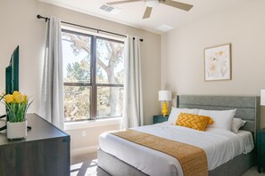 Tabla de planchar con plancha, wifi y ropa de cama 