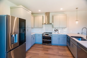 Private kitchen - Luxury Stay Townhome in North Austin (Austin)