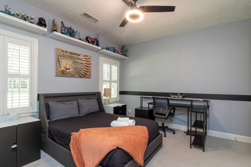 Midland Poolside Family Oasis