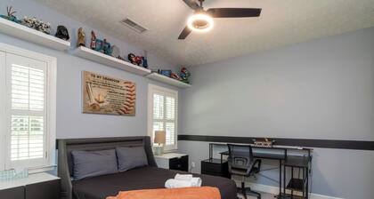 Midland Poolside Family Oasis
