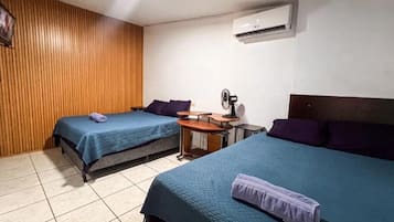 Een bureau, verduisterende gordijnen, een strijkplank/strijkijzer