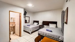 Desk, blackout curtains, iron/ironing board (on request), free WiFi - The Avocado Inn (San Pedro Sula)