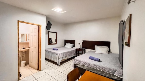 Escritorio, cortinas opacas, tabla de planchar con plancha y wifi gratis