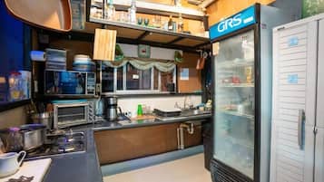 Habitación Confort doble, patio, vistas al patio | Cocina privada | Nevera en la zona común y microondas en la zona común