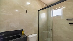 Basic Apartment | Bilik Mandi | Pancuran mandi 