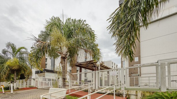 A gated outdoor area with palm trees and a metal staircase leading to a building. - 1BR Apart With Self Check-in, Asa Sul Gdp0010 (Brasília)
