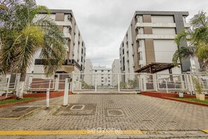 A gated entrance to a residential building complex with a paved pathway leading to the gate. - 1BR Apart With Self Check-in, Asa Sul Gdp0010 (Brasília)