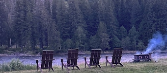 Two bedroom Riverfront retreat on the Selway River! Riverfront!