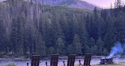 Two bedroom Riverfront retreat on the Selway River! Riverfront!