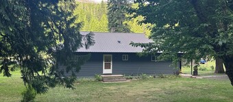 Two bedroom Riverfront retreat on the Selway River! Riverfront!