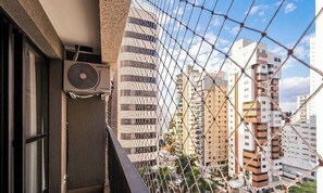 Una valla de malla metálica con un equipo de aire acondicionado Samsung instalado en un edificio.