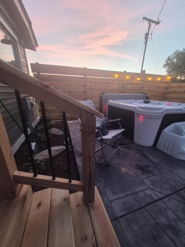 Peaceful 2-bedroom Private Cabin on 1 Acre with Hot Tub.