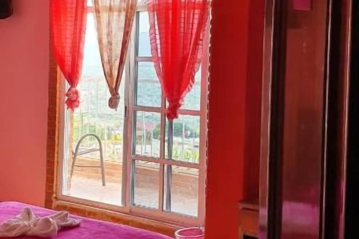 Economy-Dreibettzimmer, Balkon, Bergblick | Kostenloses WLAN