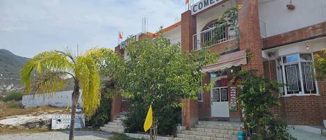 A building with a sign that reads 'COMEDOR.'