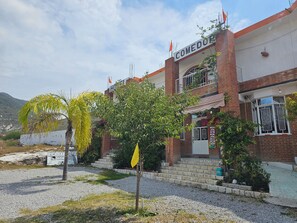 A building with a sign that reads 'COMEDOR.'