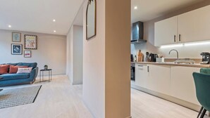 Een moderne woonkamer met een bank, een salontafel en een bijzettafeltje.