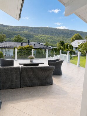 Outdoor dining - Sunnmørsidyll og boblebad (Ålesund)