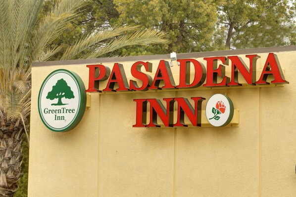 Exterior detail - Comfy 1-bedroom hotel in awesome Pasadena with AC (Pasadena)