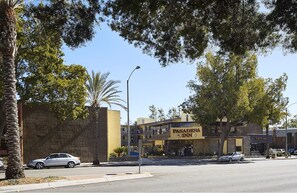 Exterior - Comfy 1-bedroom hotel in awesome Pasadena with AC (Pasadena)