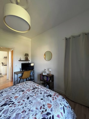 Room - Guingamp studio with garden view (Guingamp)