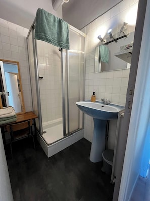Bathroom - Guingamp studio with garden view (Guingamp)
