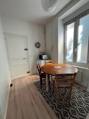 Dining - Guingamp studio with garden view (Guingamp)