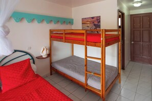 A bunk bed with a red mattress and a lower bunk with a grey mattress. - Rêve Bleu 16 - Clim - Proche plage (LE DIAMANT)