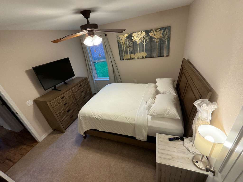 3 habitaciones, tabla de planchar con plancha, wifi y ropa de cama 