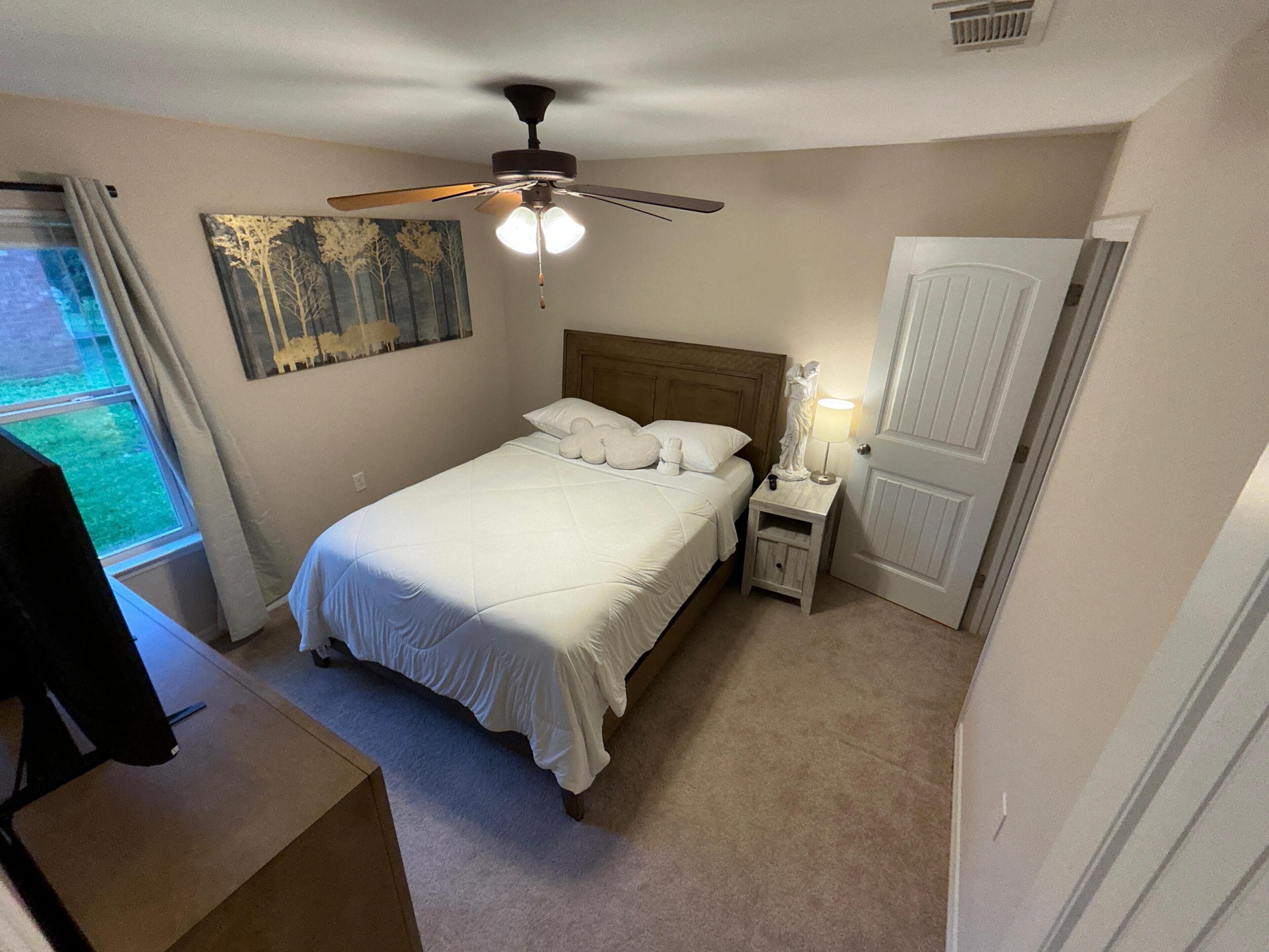 3 habitaciones, tabla de planchar con plancha, wifi y ropa de cama 