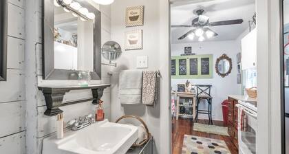 Peaceful & Private Studio Guesthouse Cottage just 5 mins to Nelson University