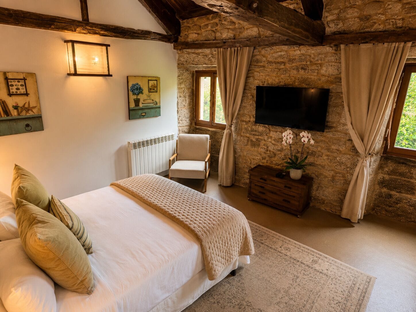 Een slaapkamer met een bed, een stoel, een televisie en een stenen muur.